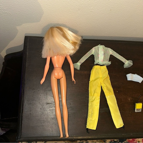 Vintage Mattel Barbie Doll Generation Girl w/ Outfit, Headphone, & Camera - Picture 11 of 15